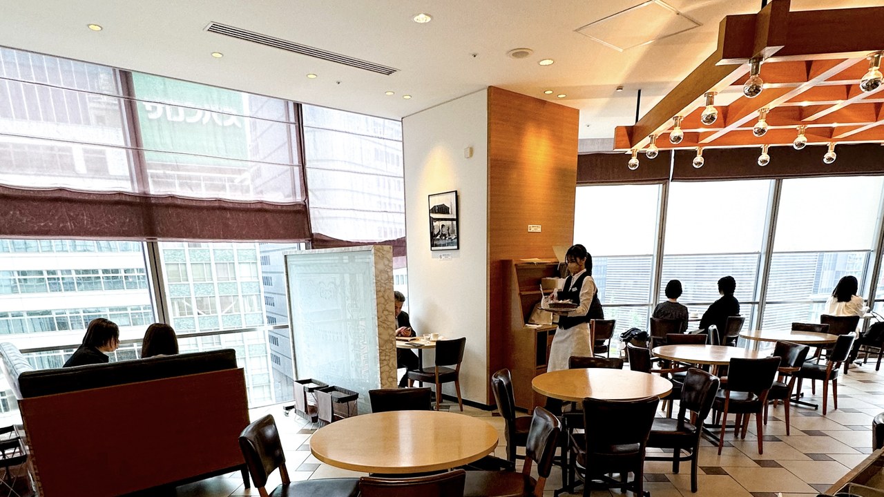 店内の窓際席から見た開放的な雰囲気