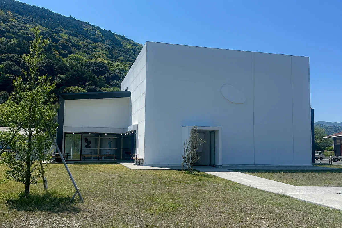 大嶺酒造のモダン建築外観