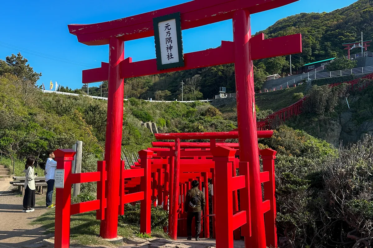 元乃隅神社の朱い鳥居の連なり