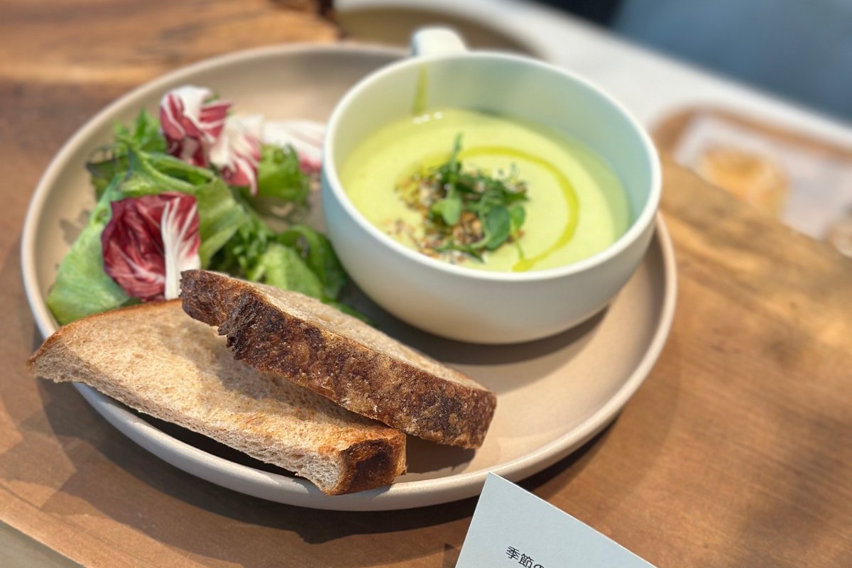 季節のスープとパン、サラダのプレート