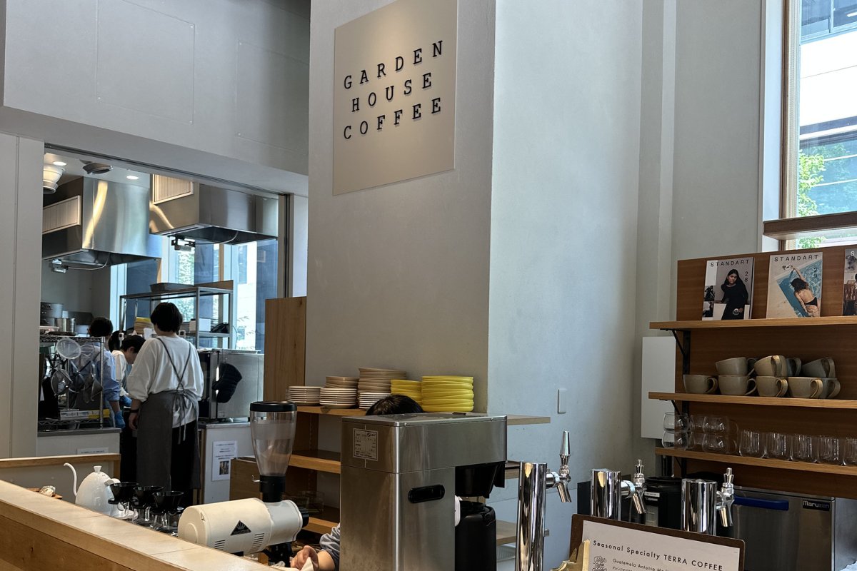 カウンター奥のGARDEN HOUSE COFFEEのロゴ看板