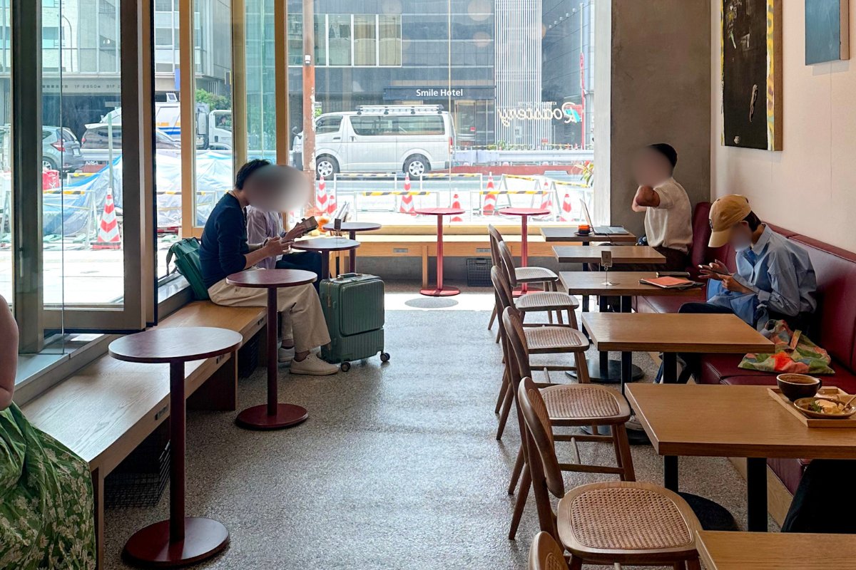 窓際の明るい席と店内の様子