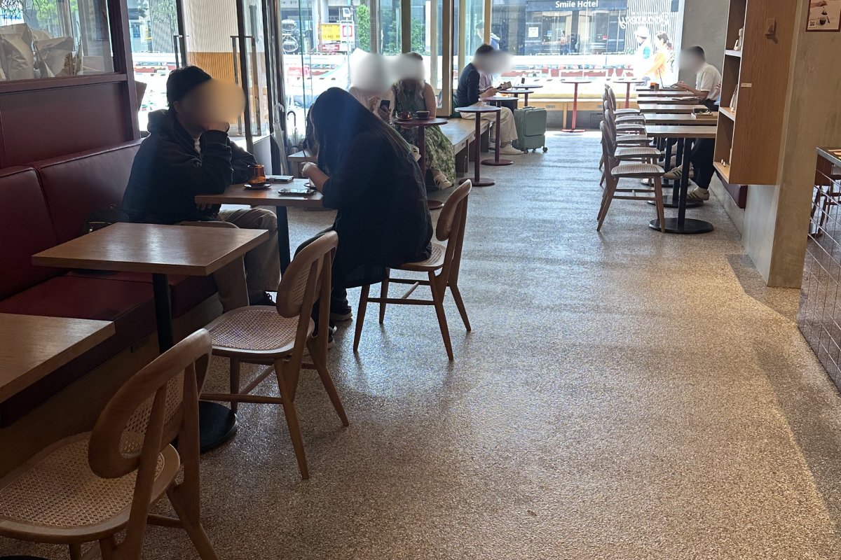 読書や作業をする人もいる落ち着いた店内