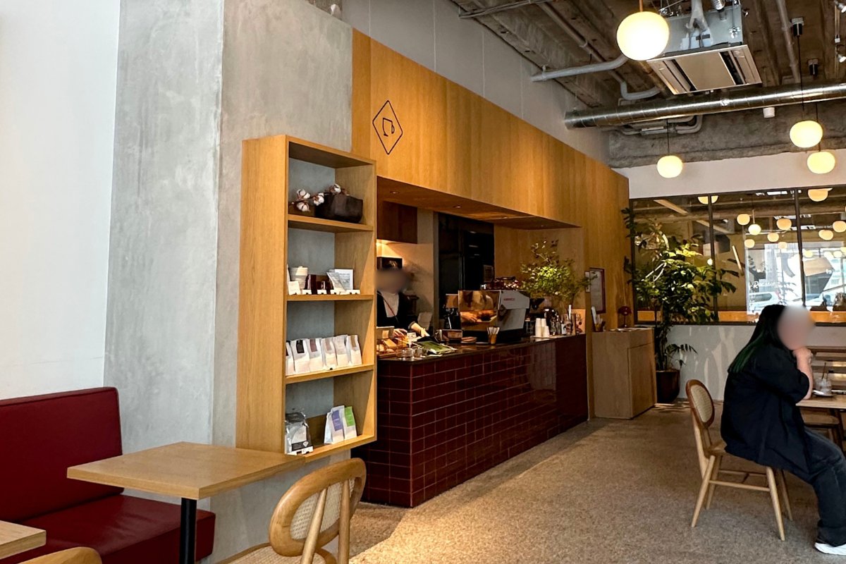 KITASANDO COFFEE ROASTERYの木を基調とした店内とカウンター