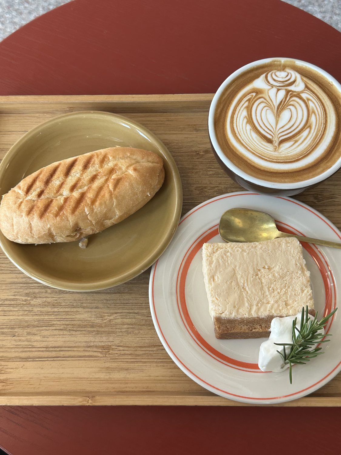 カフェラテ・ミニツナメルト・ニューヨークチーズケーキのセット