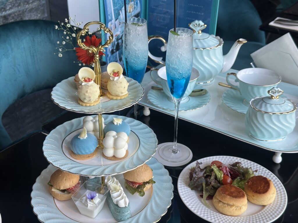 LAPIS BLEU TOKYOのアフタヌーンティー3段スタンド全景