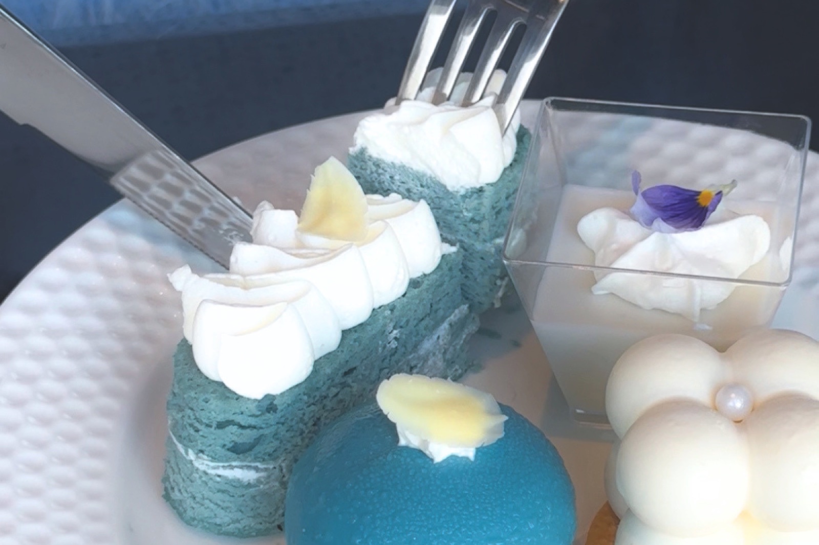 青いシフォンケーキやブルーのドームケーキなど青づくしのスイーツ