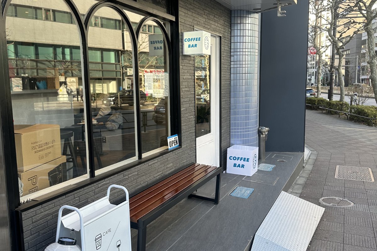 LIWEI TOKYO（李維東京）の外観。アーチ窓とベンチが目印