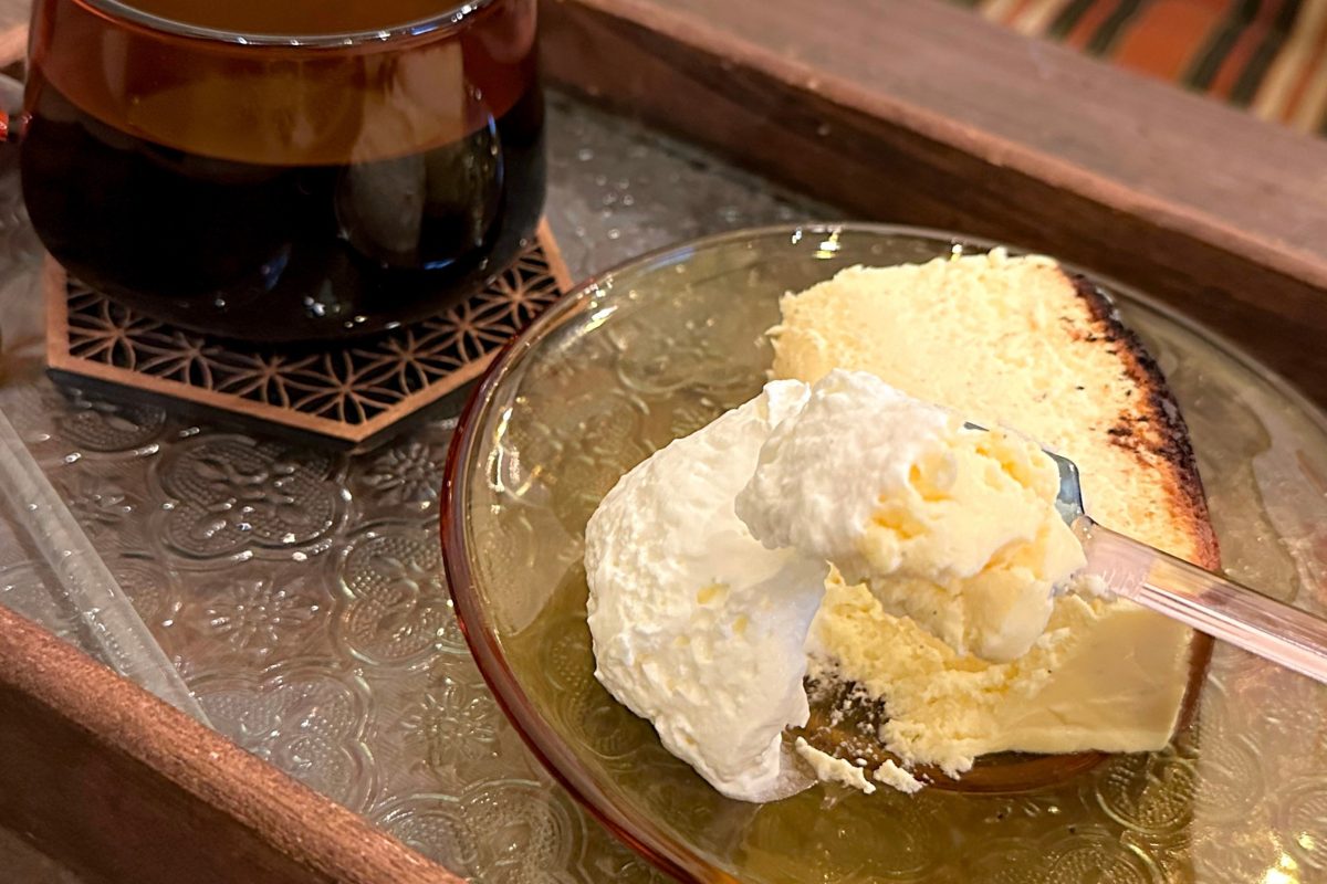 ホイップクリーム添えのバスクチーズケーキ