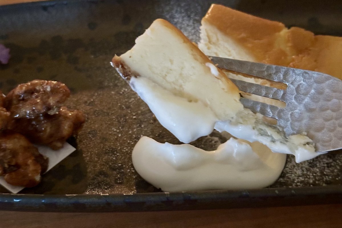 チーズケーキと甘納豆がのった特製お菓子プレート