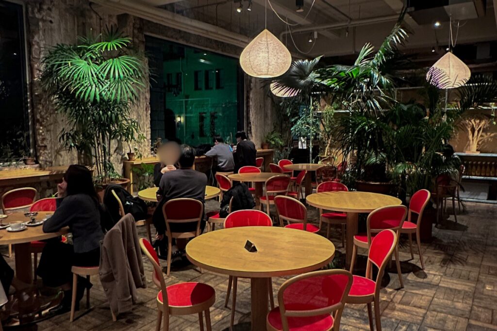 夜のCAFE DANCE店内。赤い椅子と緑