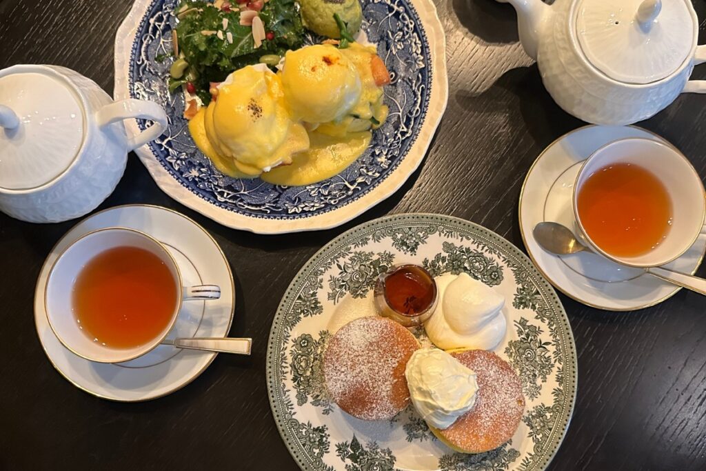 MAISON CLASSICパンケーキとエッグベネディクトパンケーキと紅茶
