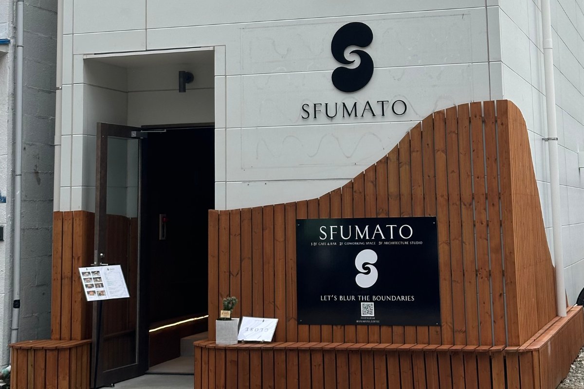 本所吾妻橋のカフェSFUMATO（スフマート）の外観。木の曲線のファサードとロゴ看板