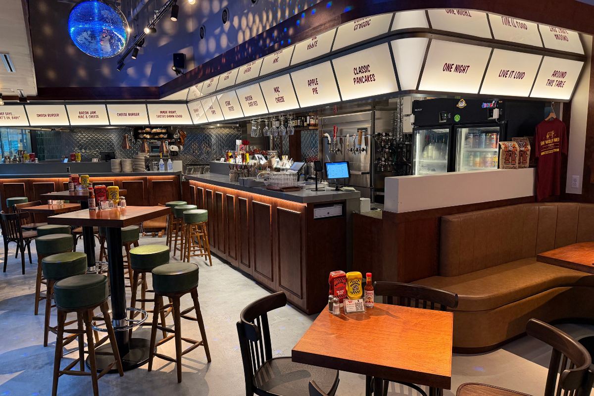 SHE WOLF DINER TOKYO の店内。ミラーボールとカウンター、緑のスツール