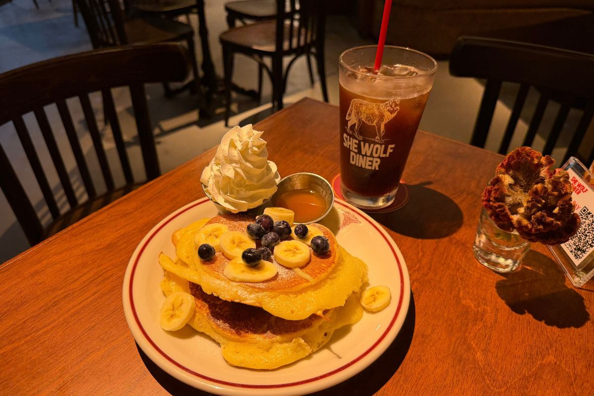 SHE WOLF DINER TOKYO のバナナとブルーベリーのパンケーキとアイスアメリカーノ