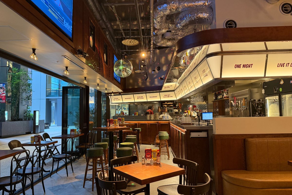 通路に面して開いたSHE WOLF DINER TOKYOの店内。ミラーボールとカウンター
