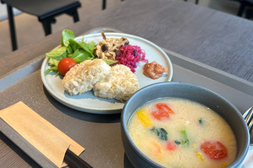 ZEROCORNERの和モーニング。もち麦入り焼きおにぎりとサラダ、デリ2種、白味噌スープ
